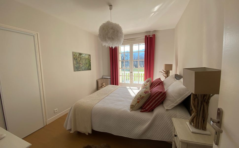 Superb Architect Designed Property with Stunning Views of the Mountains